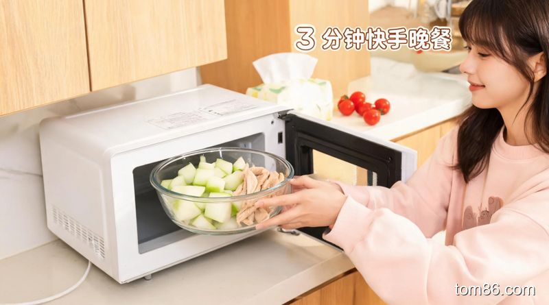 厨房微波炉旁，懒人把冬瓜和鸡胸肉放进微波炉，温馨生活化风格，标注 &ldquo;3 分钟快手晚餐&rdquo;，操作简单
