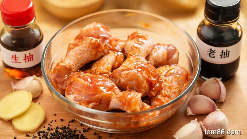 腌制好的去皮鸡腿肉加入生抽、老抽、黑胡椒、姜葱等调料，准备放入电饭锅焖煮