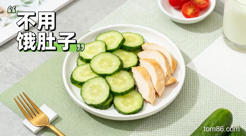 简约桌面场景，展示搭配少量鸡胸肉的黄瓜餐，旁边有 &ldquo;不用饿肚子&rdquo; 的文字标注，风格清新，突出懒人科学代餐不节食