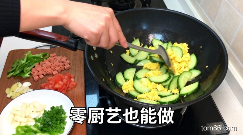 厨房操作台场景，一只手正在简单翻炒黄瓜鸡蛋，旁边放着切好的食材，风格生活化，画面标注 &ldquo;零厨艺也能做&rdquo;